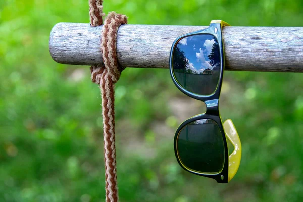 Schwarze Sonnenbrille Für Frauen Mit Gelbem Rahmen — Stockfoto