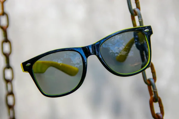 Gafas Sol Negras Para Mujer Con Marco Amarillo —  Fotos de Stock