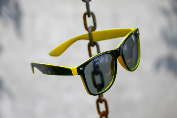 Černé Sluneční Brýle Pro Ženy Žlutým Rámem — Stock fotografie