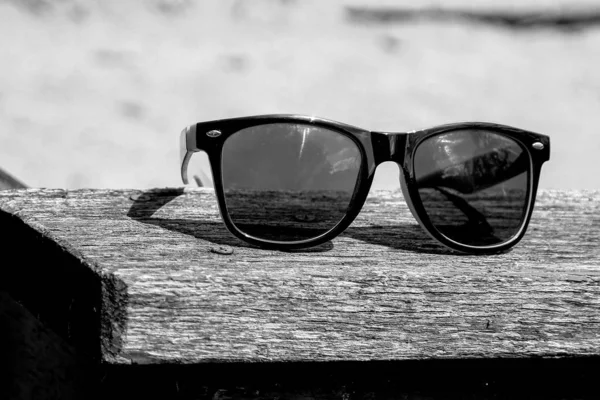 Schwarze Sonnenbrille Für Frauen Mit Gelbem Rahmen — Stockfoto