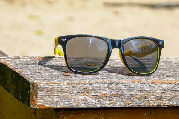 Gafas Sol Negras Para Mujer Con Marco Amarillo — Foto de Stock