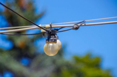 Küçük ampuller, kablolar ve sokak nemlendirmesi.