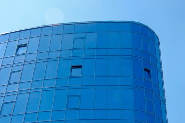 Cam cepheli bir ofis merkezi.