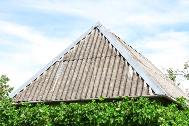 Mavi gökyüzü ve ağustosta beyaz sonbahar bulutları