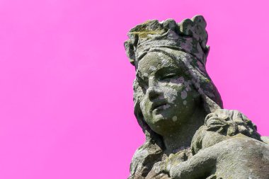 Hristiyan mezarlığındaki taş heykel