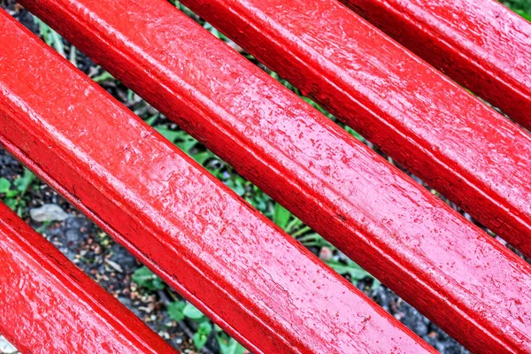 Kırmızı Ahşap Yeni Boyanmış Park Bankı — Stok fotoğraf