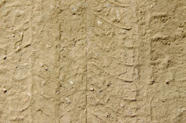 Kumda araba tekerleği izleri var.