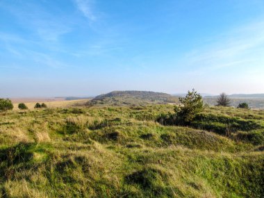 Balmumu dağından güzel bir manzara. Tarla ve çimenler