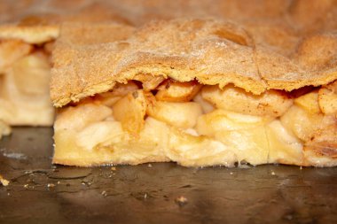 Tarçınlı ve şekerli elmalı turta.