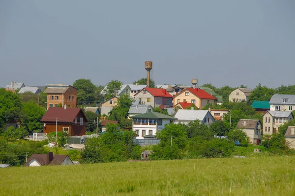 Hus Landet Nära Skog Och Fält — Stockfoto