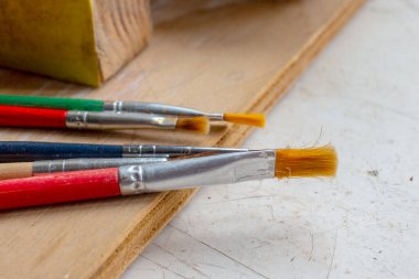 Masaya resim yapmak için renkli fırçalar