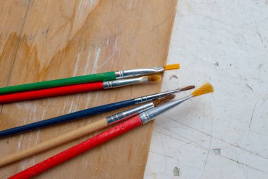 Masaya resim yapmak için renkli fırçalar