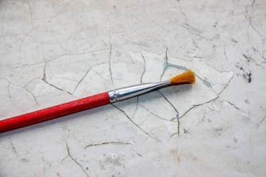 Masaya resim yapmak için renkli fırçalar