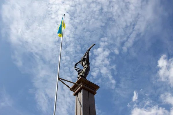 Donna Con Bandiera Dell Ucraina Mano Uno Sfondo Cielo — Foto Stock