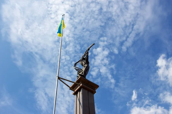 Mujer Con Bandera Ucrania Mano Sobre Fondo Del Cielo — Foto de Stock