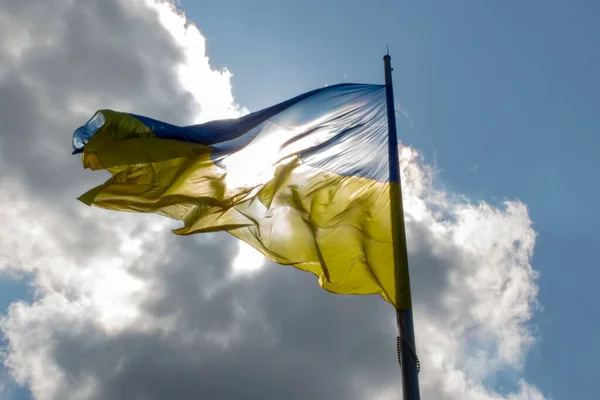 Bandeira Amarela Azul Ucrânia Mastro Bandeira Contexto Céu — Fotografia de Stock