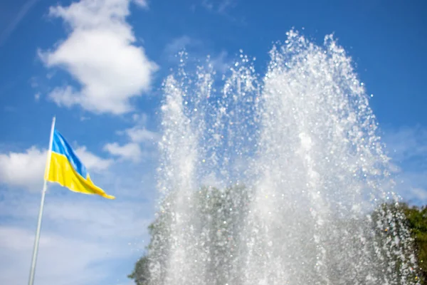 Gelbe Und Blaue Flagge Der Ukraine Auf Einem Fahnenmast Himmel — Stockfoto