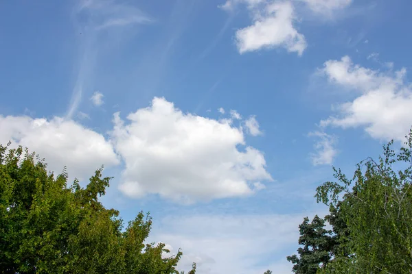 Голубое Небо Белые Облака Августе — стоковое фото