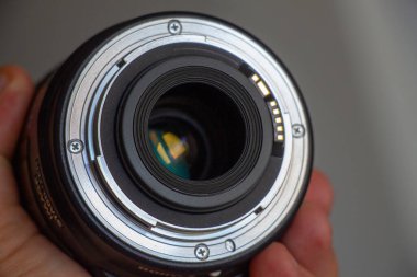 Masa arkasındaki kamera için mercek