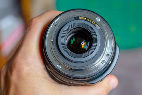 Lente Lente Para Câmera Mão Sobre Fundo Mesa — Fotografia de Stock