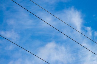 Mavi gökyüzü ve beyaz bulutlar ve elektrik hatları Ağustos 'ta