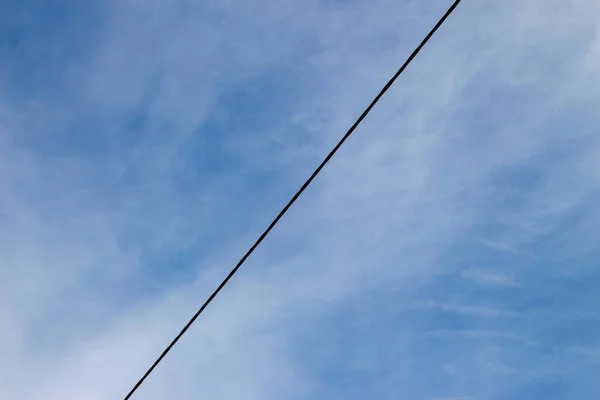 Błękitne Niebo Białe Chmury Linie Energetyczne Sierpniu — Zdjęcie stockowe