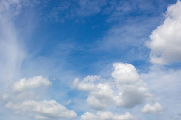 Langit Biru Dan Awan Putih Pada Bulan Agustus — Stok Foto