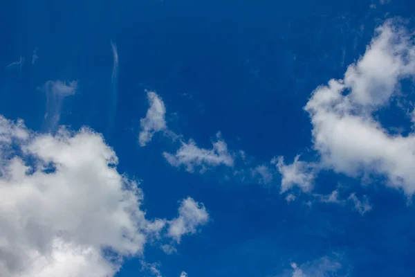 Langit Biru Dan Awan Putih Pada Bulan Agustus — Stok Foto