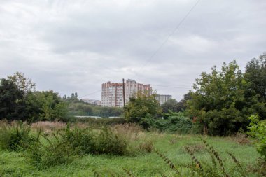 Şehirdeki çok katlı bir apartmanın ön cephesi. Ternopil, Ukrayna