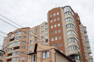 Şehirdeki çok katlı bir apartmanın ön cephesi. Ternopil, Ukrayna