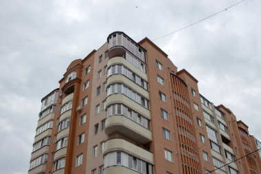 Şehirdeki çok katlı bir apartmanın ön cephesi. Ternopil, Ukrayna