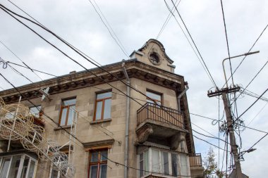 Şehirdeki çok katlı bir apartmanın ön cephesi. Ternopil, Ukrayna