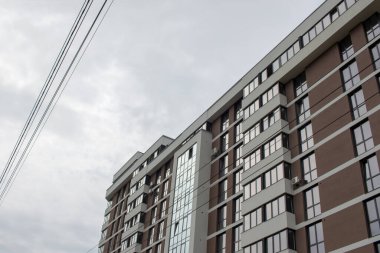 Şehirdeki çok katlı bir apartmanın ön cephesi. Ternopil, Ukrayna