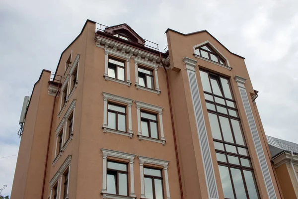 Fasada Wielopiętrowego Budynku Mieszkalnego Mieście Tarnopol Ukraina — Zdjęcie stockowe