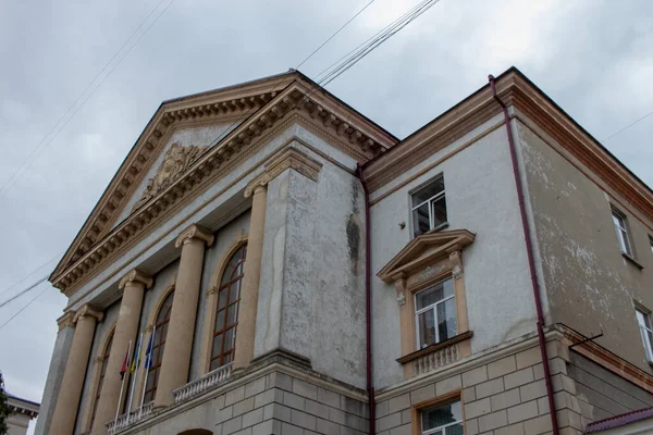 Ternopil一所高中建筑的立面 Hrushevskoho街 — 图库照片