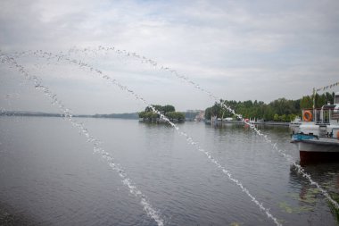 Göldeki bir çeşmede su fışkırtıyor. Ternopil, Ukrayna