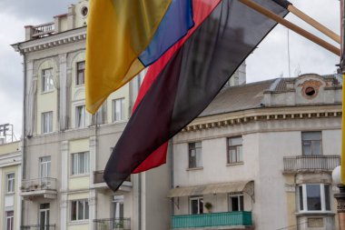 Ukrayna 'nın sarı ve mavi bayrağı ve Ukrayna isyancı ordusunun kırmızı ve siyah bayrağı