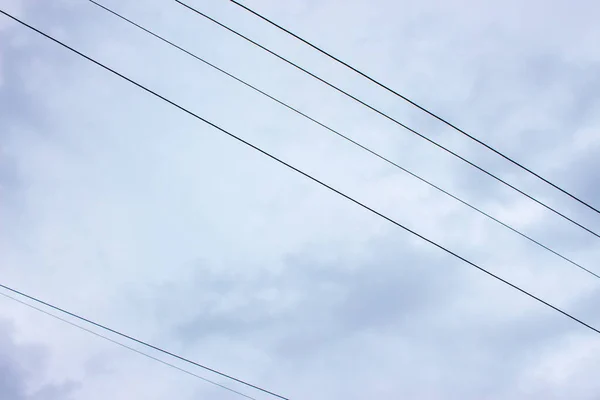 八月的天空和电力线路 — 图库照片