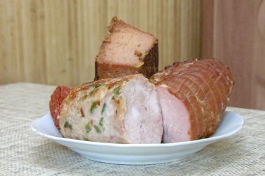 Et ürünleri ateşte kızartılmış et üzerinde