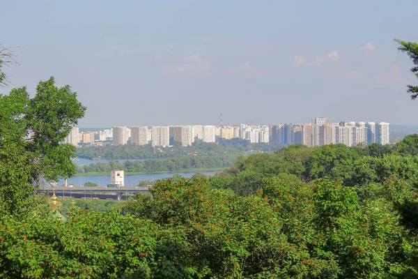 Dinyeper Nehri Nin Sol Kıyısındaki Kyiv Deki Konut Binaları — Stok fotoğraf