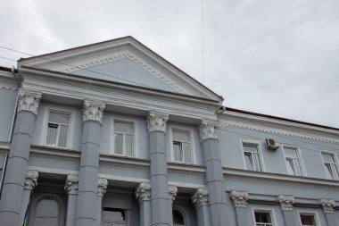 Ağustos 'ta eski bir evin cephesi