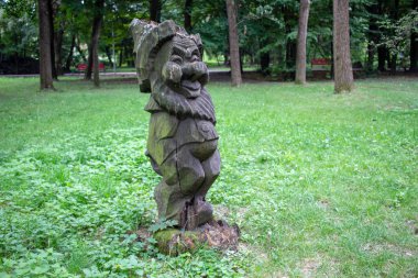 Oyuncak tahta bir cüce heykeli Pamuk Prenses 'le ilgili bir peri masalından