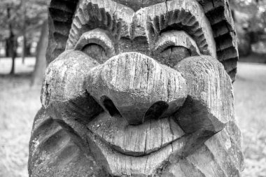 Oyuncak tahta bir cüce heykeli Pamuk Prenses 'le ilgili bir peri masalından