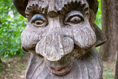 Oyuncak tahta bir cüce heykeli Pamuk Prenses 'le ilgili bir peri masalından