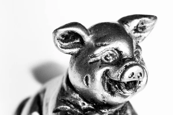 Una Pequeña Escultura Juguete Cerdo Con Corazón Sus Patas —  Fotos de Stock