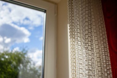 Odadaki beyaz perdeler.