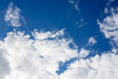 Ağustos 'ta mavi gökyüzünde beyaz sonbahar bulutları