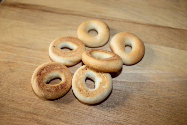 Bagels Farinha Uma Superfície Madeira — Fotografia de Stock