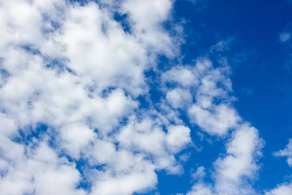 Awan Musim Gugur Putih Langit Biru Pada Bulan Agustus — Stok Foto