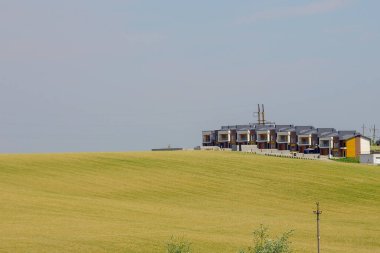 Ağustosta tarlanın yakınındaki bir tepede kulübeler